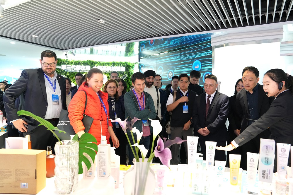 1763975497526029965.jpg 多国来访 - 副本.jpg