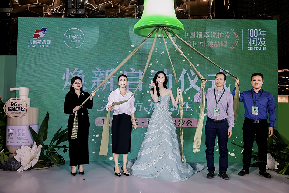 01 5人合影 摇铃仪式.jpg